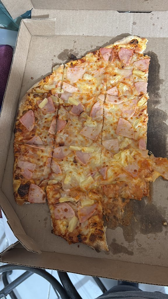 CCeballos24's tweet photo. @dominos porque mi pizza la cortaron en cuadros? 
Yo no lo pedí y a parte todos mal cortados https://t.co/Na9q1ilSZH