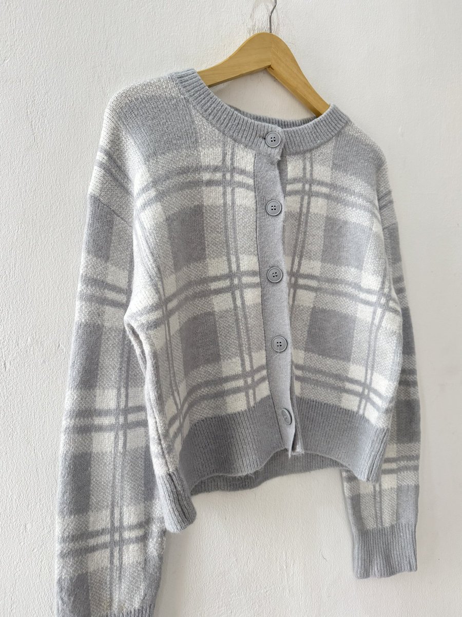 devi_amani's tweet photo. GU UNIQLO PUFFY TOUCH CHECKED SHORT CARDIGAN✨

Ld 104-106  dikancing masih bisa melar
Pb 50
Harga 165
Bahannyaa lembut💕

Link shopee: https://t.co/WRdgpVkOWq https://t.co/mBde7rdEtR