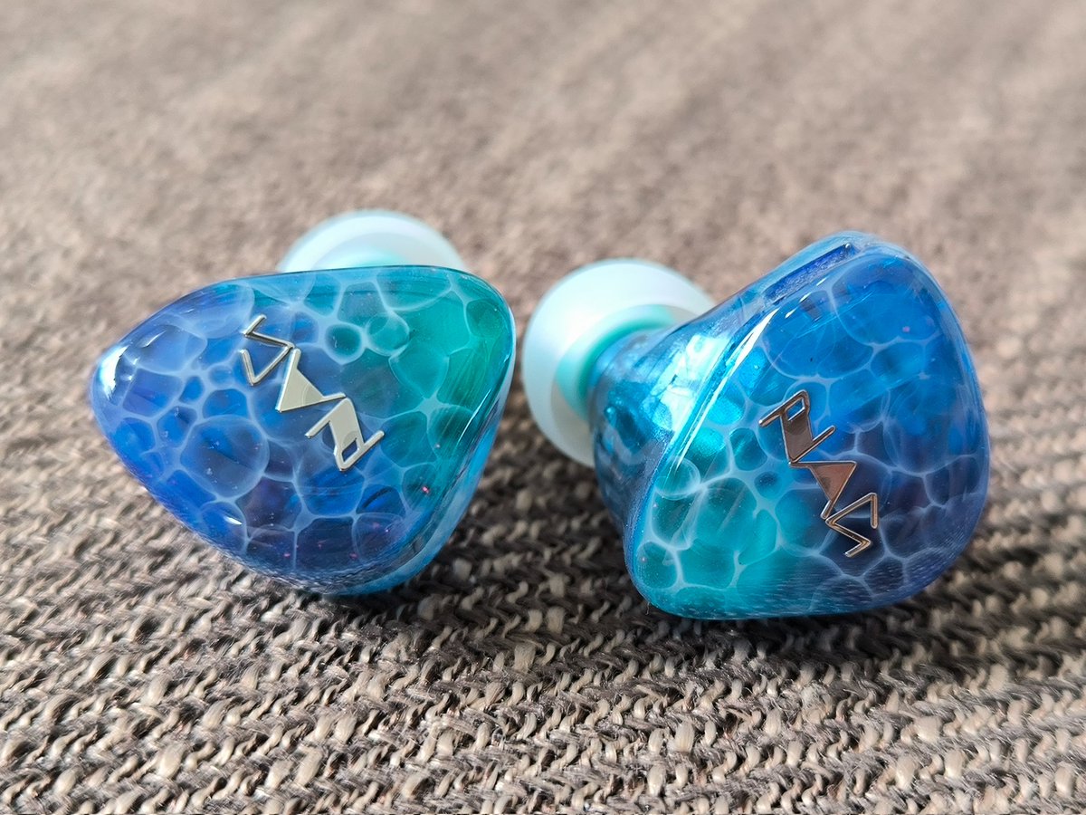 NAG_Audio's tweet photo. 直前ですがヘッドフォン祭りの告知を...
6BAの最終プロトと新作の1DDの試聴機を持っていきます
5Fの #MusicWith規格外 ブースに置かせていただくので是非お越しください

#ヘッドフォン祭り https://t.co/WBv25vq7SA