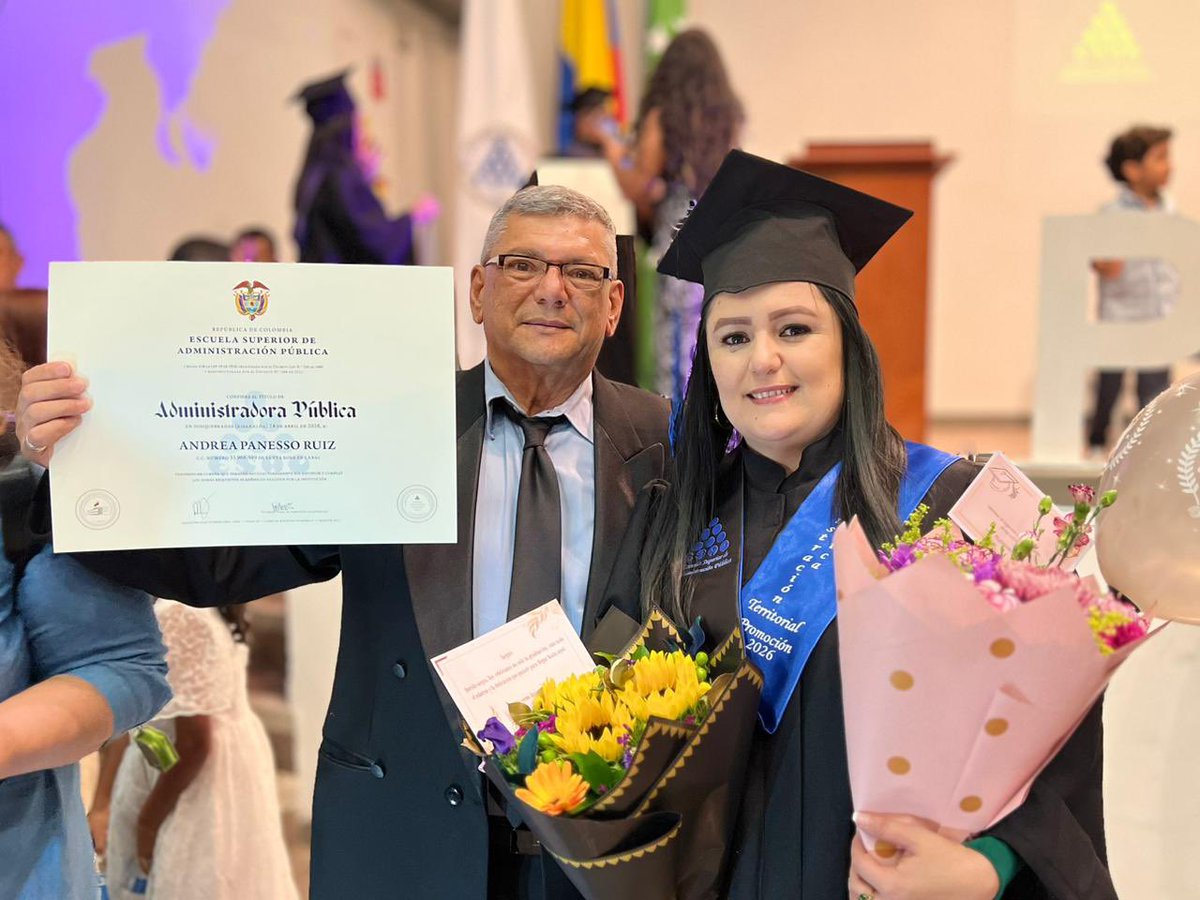 ESAPOficial's tweet photo. #GradosESAP2026 “La universidad no solo nos forma como profesionales, sino también como personas” 🎓✨

Frase de una graduada de la #TerritorialQuindíoRisaralda en los grados de la CETAP Pereira, donde 42 nuevos administradores públicos territoriales inician su camino al servicio del país 🇨🇴