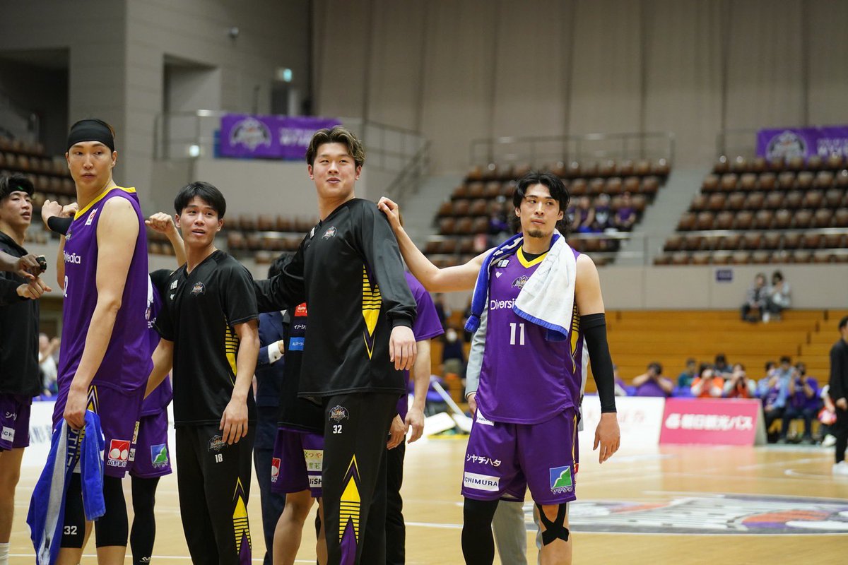 1234maimai5678's tweet photo. 💜GAME DAY vs KOBE💚
チーム一眼!!楽しく終わろう！
一勝一敗。仲良く終わろ！
#GoWYVERNS🦇🐉🐉 #GoTAISEI💜
#3枚目ノアを待つみんな
#なんかいいチームだなって
#大聖くんがノアを待とうって声掛けてた#気遣いできるそういうところ好きです✨ https://t.co/QnWj8lvwSt