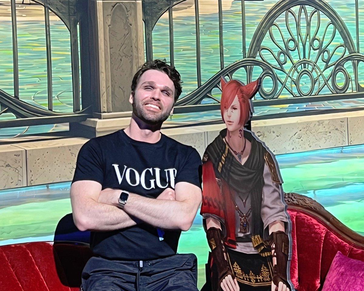 ffxivko's tweet photo. Stood in line for over 2 hours for this subpar photo with 2D Graha 😭 https://t.co/fqqzoGbiLQ