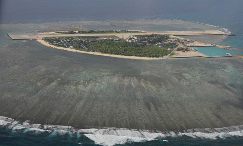 IPDefenseForum's tweet image. 菲律賓在南海中業島啟用了重要的海岸防衛隊基地，中國軍隊曾在該地區多次騷擾他國船隻。 貴國曾經如何公開反對北京針對漁船和政府船隻的侵略性舉動？ 怎麼做？ 請在 ipdefenseforum.com 分享您的想法。

ipdefenseforum.com/zh-hant/2026/0…

#IPDF #Philippines #SCS #IndoPacific