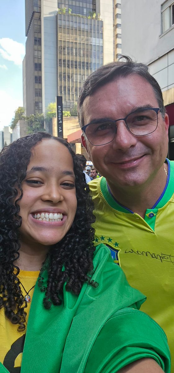 FECHADA COM OS LEGÍTIMOS REPRESENTANTES DO BOLSONARO 🇧🇷💛

#avozdojovemnapolítica 
#SoltemBolsonaro