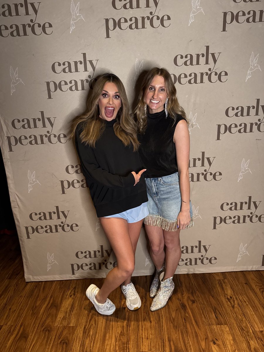 emspizzaswift's tweet photo. I feel like I never use this app anymore but I have to make a post to wish the incredible @carlypearce a happy happy birthday!!!! Ily and tysm for always going above and beyond to make your shows so special and fun! You will always be one of my favorites ❤️🎶 https://t.co/VtNC11Nfaq