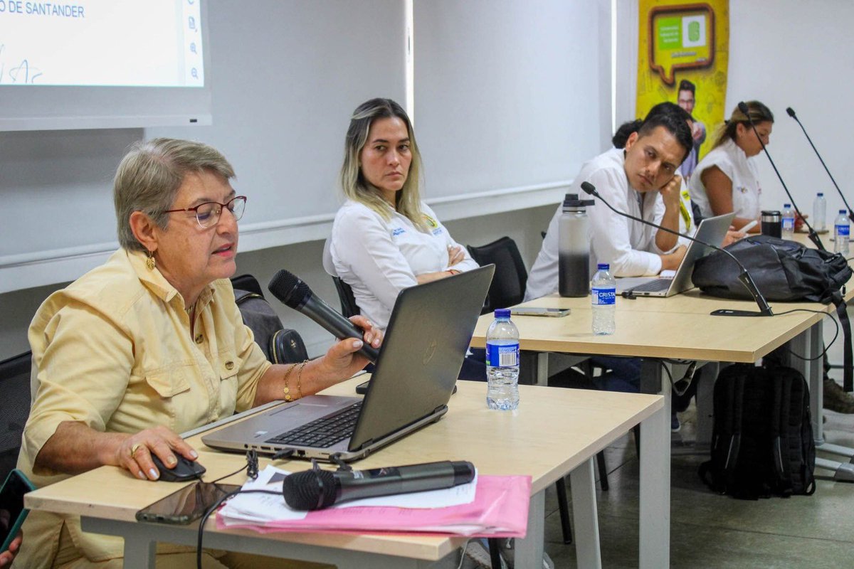 La secretaria del Interior participó en la mesa de diálogo en UIS Barbosa, donde se logran acuerdos para reactivar pavimentación, obras reinician en mayo y atenderán solicitudes comunitarias.