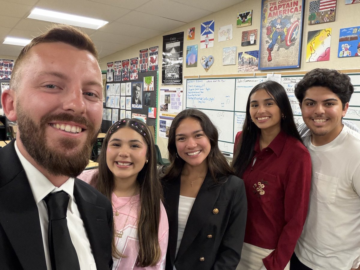 theteachermrcox's tweet image. Made it through over 50 interviews this week with my amazing 26-27 SCHS ASB cabinet. Thank you team for all your hard work and I can’t wait to see the amazing team we get to build in the coming year! #burtonexperience #teamworkmakesthedreamwork