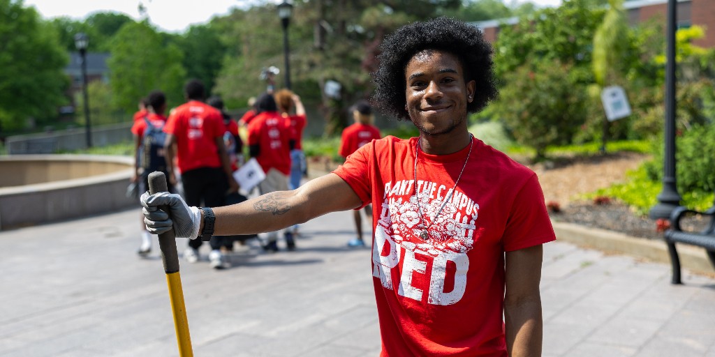 austinpeay's tweet photo. A day well spent giving back to the place we call home. ❤️🌳 

Thank you to our students, faculty, staff, and community members who helped us Plant the Campus Red! https://t.co/qN6z8i2SOr
