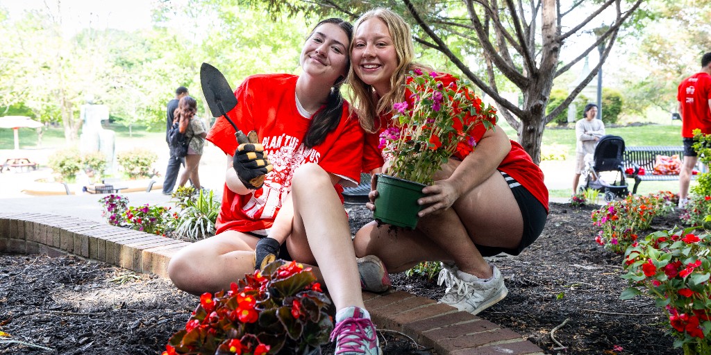 austinpeay's tweet photo. A day well spent giving back to the place we call home. ❤️🌳 

Thank you to our students, faculty, staff, and community members who helped us Plant the Campus Red! https://t.co/qN6z8i2SOr