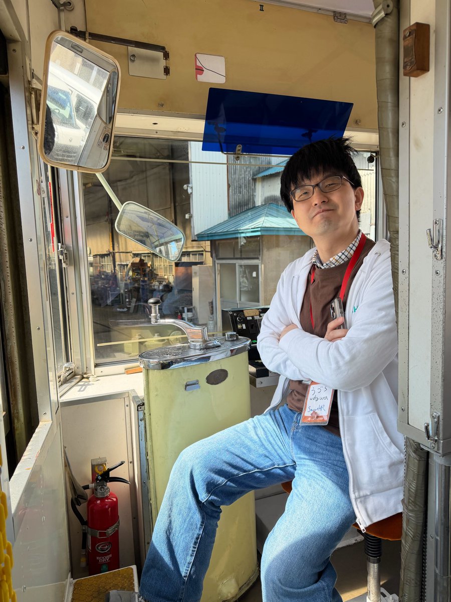 本日は函館の市電を貸し切って「Lightning Talks on Hakodate Tram at RubyKaigi 2026」を開催しています。
レトロな電車で函館の街を走りながら、17人の方々がLTをしていきます！
#rubykaigi2026_smarthr