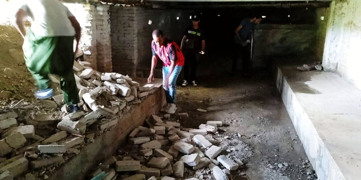 SaludGuantanamo's tweet image. #SaludGtmo/ 📸La #Universidad de #CienciasMédicas #Guantánamo hoy en cambio de labor, en el contexto de la jornada en saludo al #PrimeroDeMayo, Día internacional de los #Trabajadores. Los obreros participaron en labores de higienización y embellecimiento.  
#LaPatriaSeDefiende