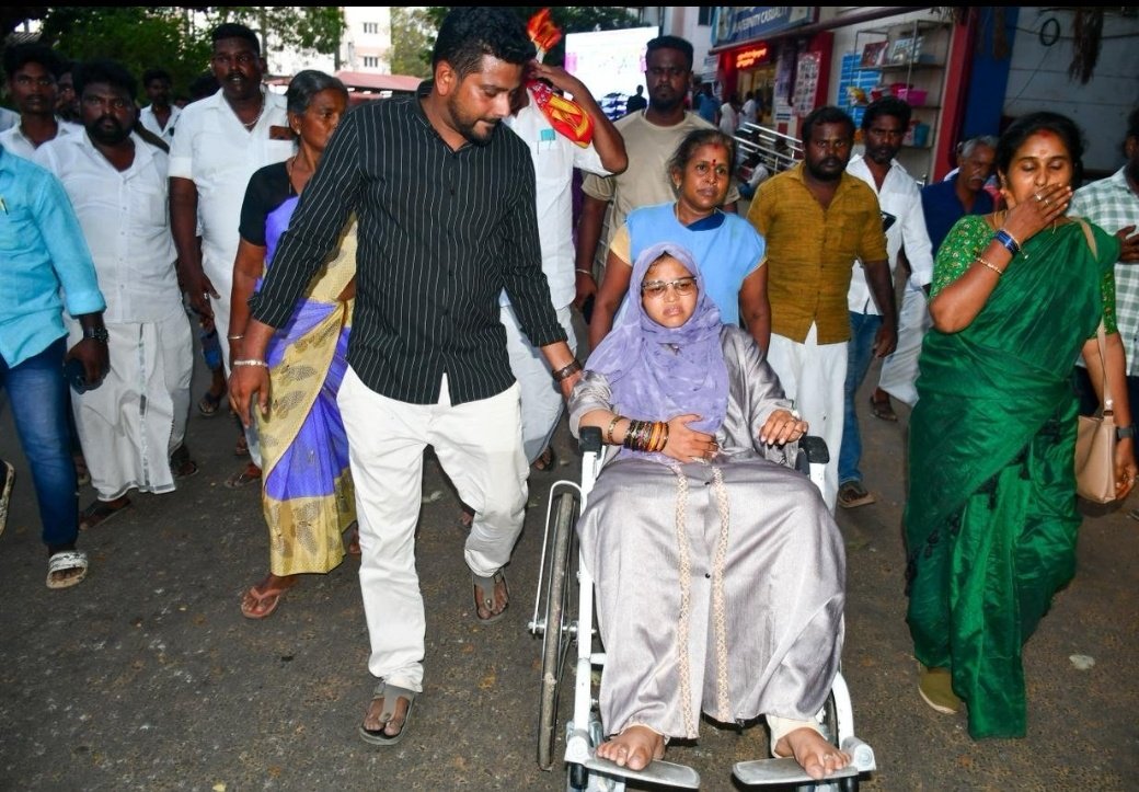 Yuvrajvel1's tweet image. Why dmk leadership failed to constrain their partymen?Do they encourage this kind of coward attack?Tn government must take stern action against culprits those who are all attacking Papanasam ntk candidate ms.aneesha Fathima. @KanimozhiDMK @tnpoliceoffl #papanasam #ntkitwing