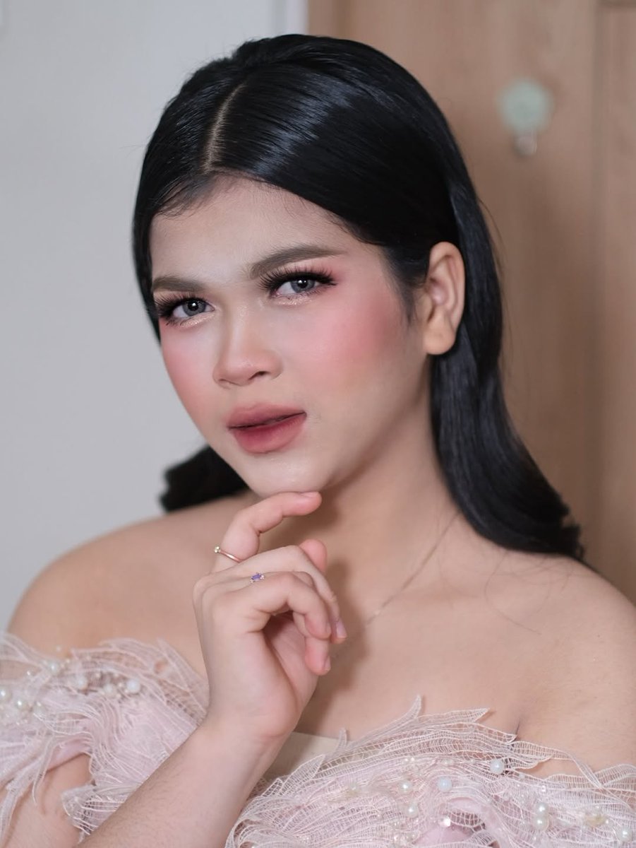 1202caca's tweet photo. Biasanya makeup tegas kali ini makeup sesuai usia diaaa🥰 https://t.co/FLSKRuHnbb