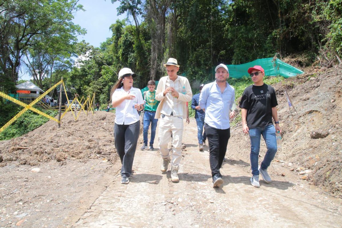 Seguimos garantizando el control y seguimiento a las obras del departamento.

La secretaria de Infraestructura, Jesica Juliana Mendoza, atendió el llamado de la Comisión Accidental de Infraestructura de la Asamblea Departamental, un espacio que permite a los diputados realizar