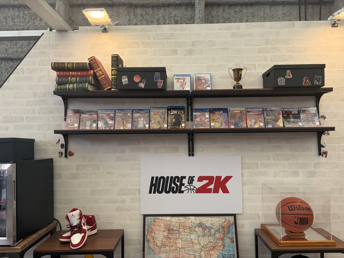 NBA2K_Japan's tweet image. ／
🏀 #NBAHOUSEJAPAN
NBA・バスケ好き必見👀
「House of 2K」のこだわり空間🏠
＼

リビング内には
選手のサイン入りユニフォームなど
ここでしか見られない"お宝"がズラリ✨

本場NBAの雰囲気漂う
至高のリビングを体感しよう！

会場でみんなの来場を待っている🫵

#NBA2K26 #NBA2K