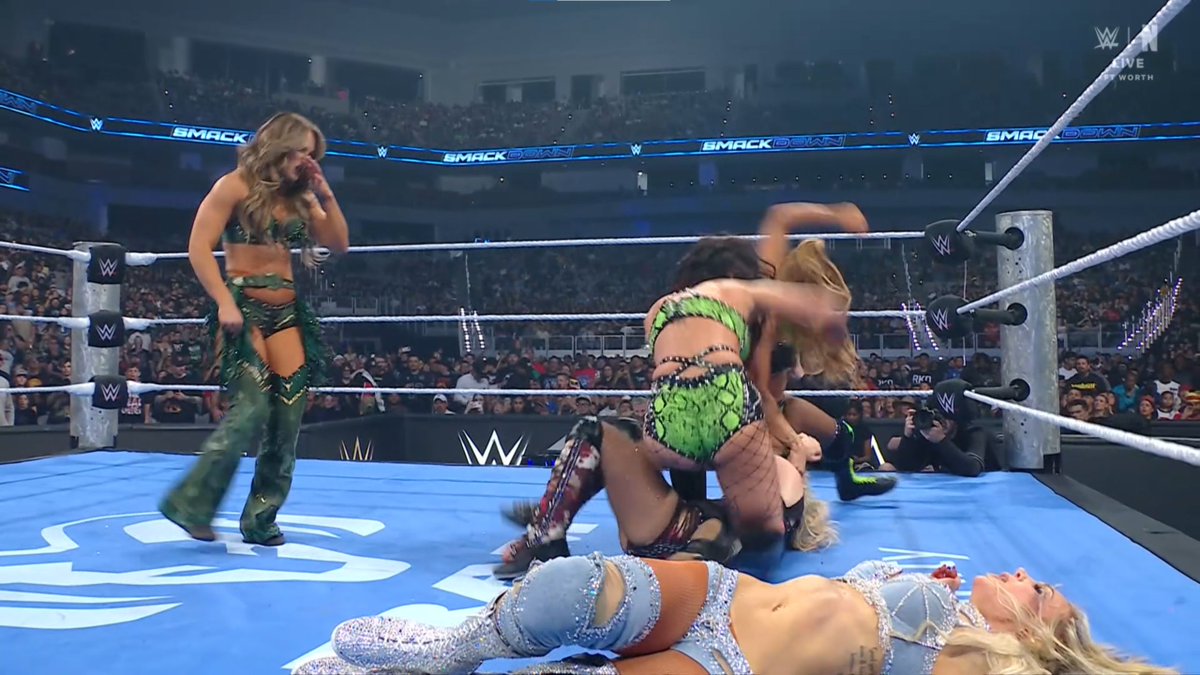 RhodesKotaEra's tweet image. 🚨🚨🚨 

THE ENTIRITY OF FATAL INFLUENVE HAVE BEEN CALLED UP TO FRIDAY NIGHT #SMACKDOWN