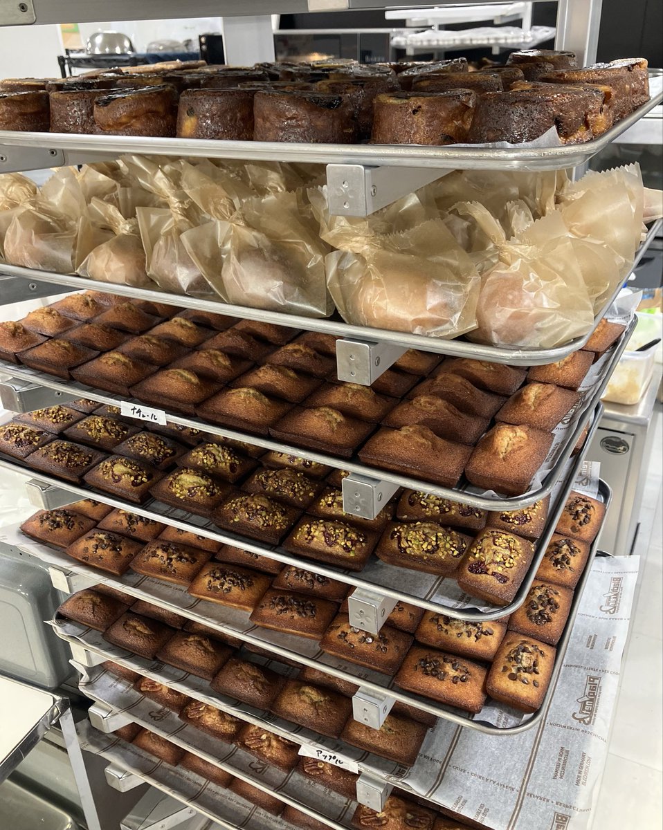 atamanonaka_mi's tweet photo. パティスリープレジレイルの絶品お菓子たちが焼き上がって皆さまをお待ちしております✨今回のフランス展一推しブランドです🇫🇷
#フランス展　#mi_b #伊勢丹PR https://t.co/LqhwZGunK4