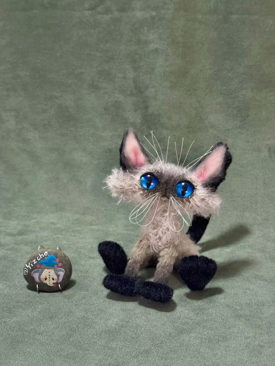 playmorphx's tweet image. A little black coal cat with bright, sparkling eyes! 🐈‍⬛ So cute I almost want to keep it for myself 🥹 

Available on Aug 14! Original handcrafted doll, fully poseable. Copyright protected. 🚫

#ArtDoll #HandmadeDoll #Handcrafted #BlackCat #ToyArtist