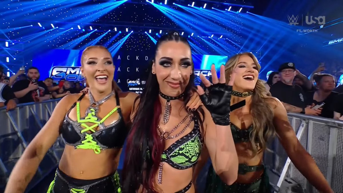 ExposingIWC's tweet image. They are up together. Wow. They fucking did it. #Smackdown