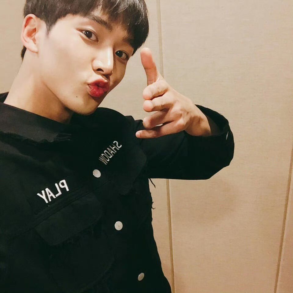 爱云云 tweet media