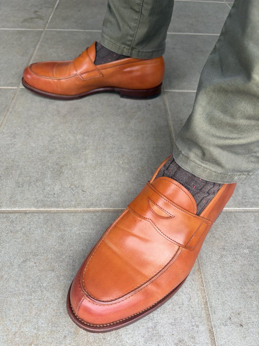 Hiroshi Arai’s Laboratory of “kutu”

今日の散歩靴
オーダーよりフィットしている奇跡の既製靴

＃革靴　＃荒井弘史靴研究所　＃コードバン