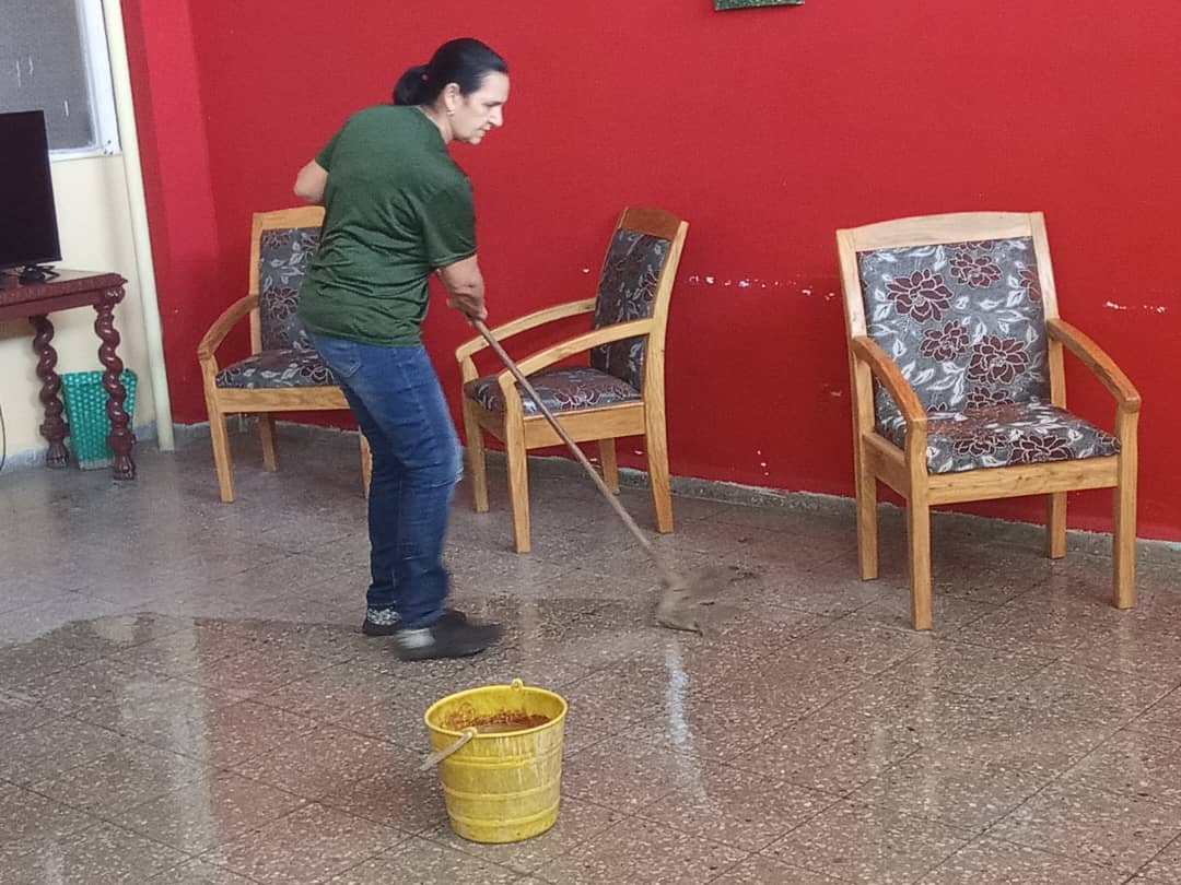 Hoy viernes nuestro periódico provincial <a href="/guerrillero_cu/">Guerrillero</a> se activó en trabajo voluntario, previo al #PrimeroDeMayo porque #CubaViveYTrabaja <a href="/KatiuskaGandul/">Katiuska Gandul</a> <a href="/guajiradepinar/">Daima Cardoso Valdés</a> <a href="/IvanLinare44241/">Ivan Linares</a> <a href="/NoarysM/">Cubanita 2002</a> <a href="/RosyCubaMINJUS/">Rosabel Gamón Verde</a> <a href="/Minjus_Cuba/">Ministerio de Justicia de la República de Cuba</a>