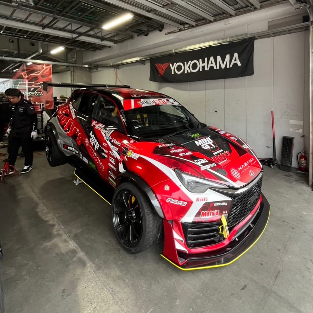 motyslub's tweet photo. 本日よりFormula DRIFT JAPAN 開幕戦がいよいよスタート！！
Team Kazama with Moty’sからは、3/18のシェイクダウンを経て、2台体制で開幕戦に挑みます。

21 KEN GUSHI選手
LEXUS LBX Morizo RR

83 CHIAM BENJAMIN選手
S15 SILVIA

熱い走りにぜひご注目ください。

#FormulaDRIFTJAPAN https://t.co/tkZLyQAdto