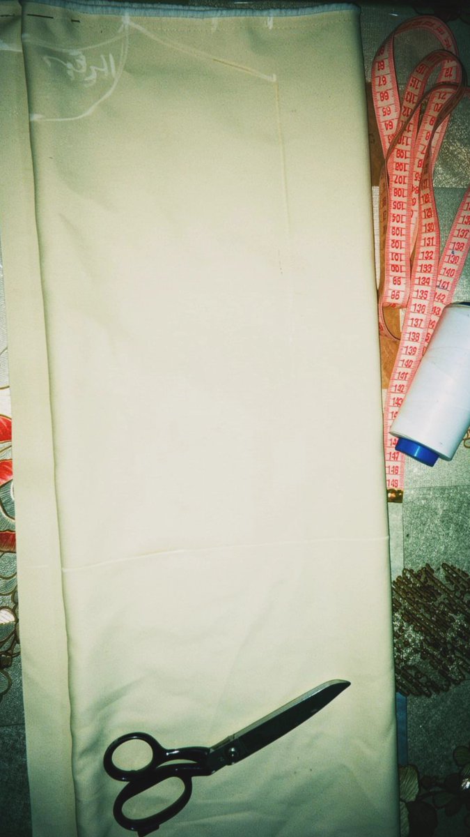 هعمل انا الدريس بنفسي وولا الحوجه لماما وشيماء
بجرب على القماشه دي الاول عشان مبوظش الجديدة*