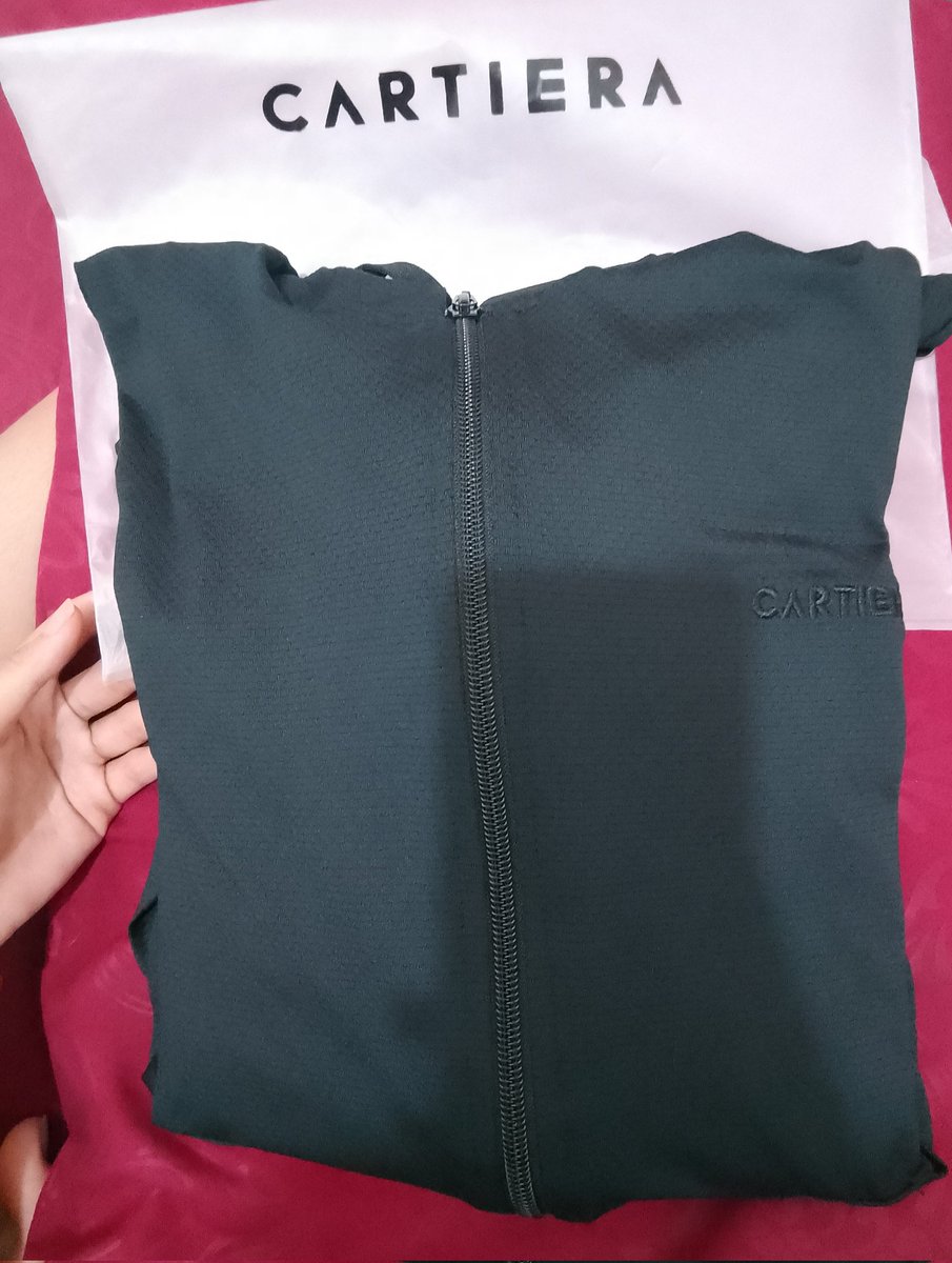 _tunggukiris's tweet photo. wts jaket flip cartiera bisa dijadiin tas. baru bgt beli, belum pernah dipake keluar.  

150k aja, size S. dijual karna ternyata masih kegedean di aku🥲 https://t.co/MsJFO3rjJb