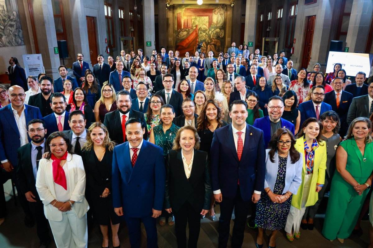 YasminEsquivel_'s tweet photo. Durante el foro “Diálogos de reflexión: perspectivas de la Reforma al Poder Judicial”, con el Frente Nacional de Personas Juzgadoras (@FNPJ_mx), subrayé que la unidad de quienes integran la judicatura es fundamental para consolidar la transformación del Poder Judicial 

Estamos ante una responsabilidad histórica que exige evaluación permanente, fortalecimiento de los procesos de selección, mayor especialización y una visión de Estado que garantice certeza jurídica y confianza en la justicia.

Solo así podremos avanzar hacia un modelo que combine legitimidad democrática con excelencia técnica y cercanía real con las personas.

#MinistraYasmínEsquivel #JusticiaDePuertasAbiertas