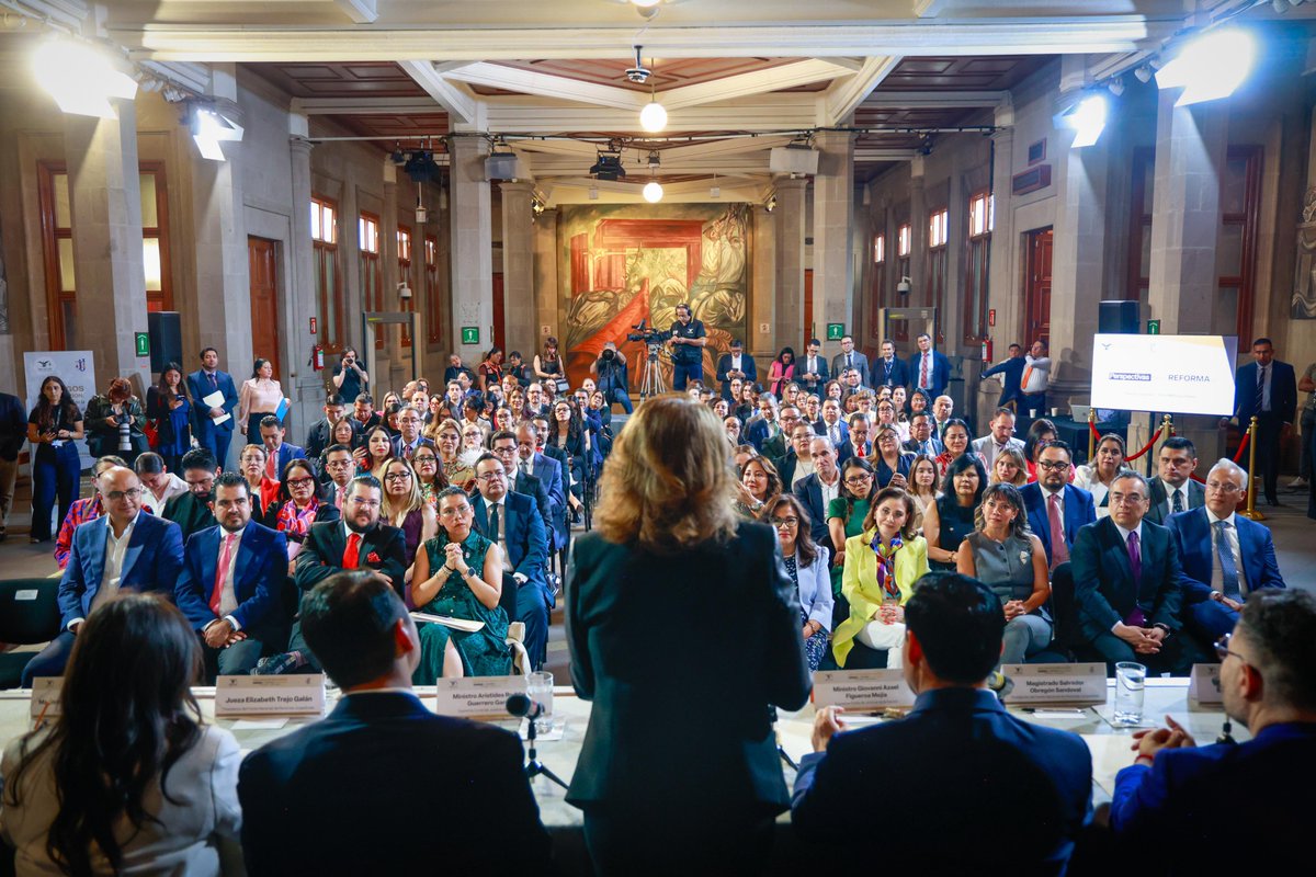 YasminEsquivel_'s tweet photo. Durante el foro “Diálogos de reflexión: perspectivas de la Reforma al Poder Judicial”, con el Frente Nacional de Personas Juzgadoras (@FNPJ_mx), subrayé que la unidad de quienes integran la judicatura es fundamental para consolidar la transformación del Poder Judicial 

Estamos ante una responsabilidad histórica que exige evaluación permanente, fortalecimiento de los procesos de selección, mayor especialización y una visión de Estado que garantice certeza jurídica y confianza en la justicia.

Solo así podremos avanzar hacia un modelo que combine legitimidad democrática con excelencia técnica y cercanía real con las personas.

#MinistraYasmínEsquivel #JusticiaDePuertasAbiertas