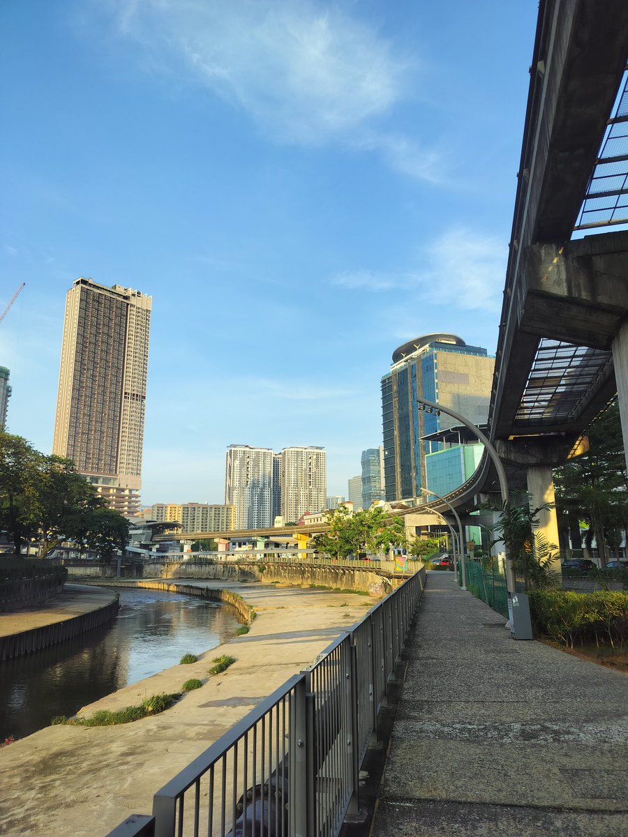 MillingtonSally's tweet image. Morning 5km run 
Exploring the capital! Another hot one! I wasn't sure how easy it was going to be, but I found a proper path by the river, under the monorail and through Chinatown. Couple of other runners out too. 
Happy Saturday! 😀🏃‍♀️🇲🇾
#KualaLumpur #Running #Malaysia