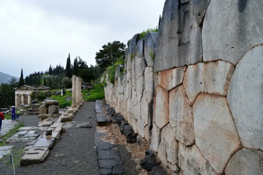 IngaImath's tweet photo. @HistContent Say something about the wall of the temple of Athens in Delphi 😀 https://t.co/MEGtqfTTaV