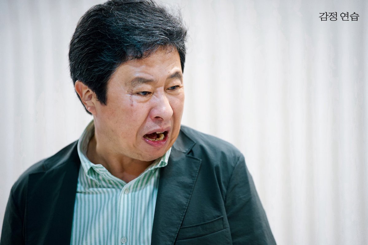 연극 <감정 연습> 연습 사진 공개 ☕

“슬픈 일은 그냥 슬퍼해야 해요. 슬퍼할 자격을 박탈하려고 하지 마세요.”

📅2026. 05. 08.~05. 17.
🕒평일 오후 7시 30분 | 주말 오후 3시 | 월요일 공연 없음
📍서울씨어터 202

#창작집단LAS #감정연습