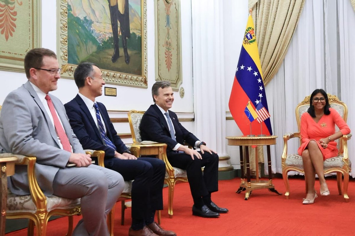 Noticia058's tweet image. 🇻🇪 #ÚltimaHora | La Pdta. E. de Venezuela, Delcy Rodríguez, recibe en el Palacio de Miraflores al nuevo encargado de negocios de EEUU. #Venezuela #Caracas.
