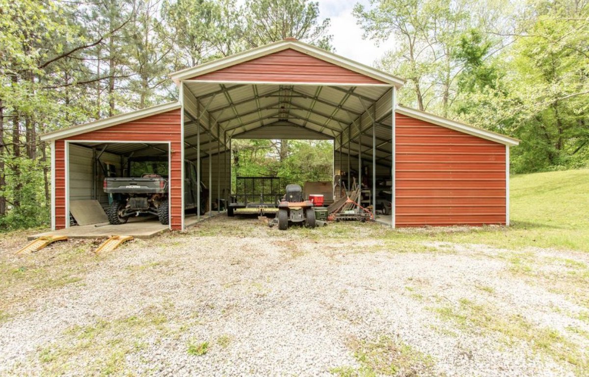 CountryLife717's tweet image. $289,900. Nestled among mature white oaks that cast ample shade, this creekside #Arkansas #home features a spacious front deck, barn and pecan trees on 5 #acres. sas-home-for-sale-on-5-acres-289900/