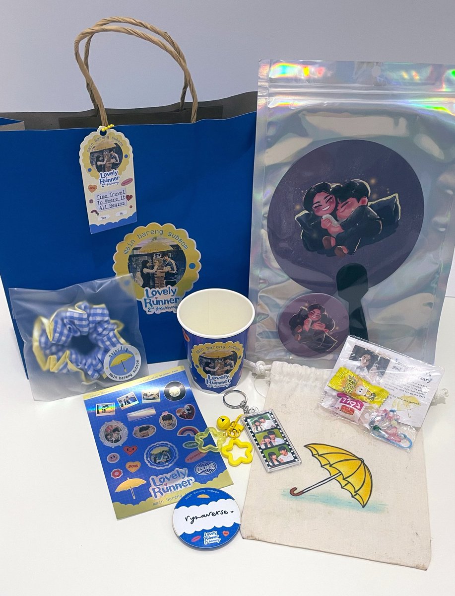 peachicatong's tweet image. Habis main bareng subeom #LovelyRunner2ndAnniversary jangan lupa merchandise #LovelyRunner nya dibawa pulang yaaa 💝 semoga suka dan bermanfaat hehehe 🫶🏻

Special thanks buat @Jenturnus yang udah jauh2 ngirimin freebies buat kita semua 🥰

Dan buat Subeom2 baik hati yang juga