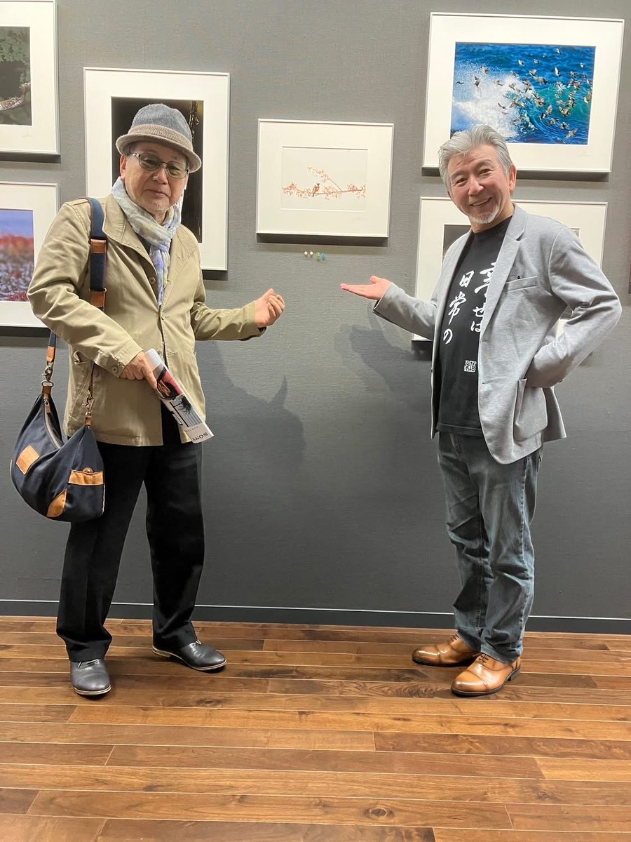 PhotoGaku's tweet photo. 本日は千秋楽！

昨日は佐藤和斗氏と高城芳治氏を確保！

本日15時より難波のグルメ番長山本学先生をゲストに迎えお笑いギャラリートークを行います。すべりましたらあたたかい心で包んで下さいまし(^^)

では最終日、ご来場おまちしております！
#キヤノンギャラリー大阪
#飾り鳥
#戸塚学 https://t.co/21Fu1jW6pk