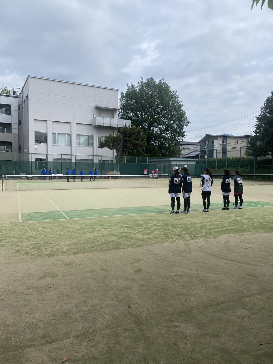 京都大学吉田コートです。関西学生ソフトテニス春季リーグ、女子5部Bに京都大学の応援にやってきました（学会の仕事で途中ちょくちょく抜けますが）

京都産業大学、京都教育大学、兵庫教育大学、との4大学リーグになります。

初戦が京都産業大学です。優勝目指して、頑張れ！