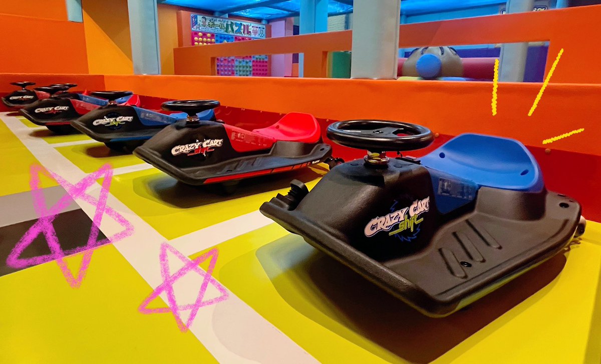 サーキットを駆けぬけろ！🏎️³₃
#クレイジーカートシフト

くるくる回って、スイスイ走る！
大人気のキッズ専用電動モビリティ✨

屋内だから天気を気にせず、
保護者さまといっしょに安心して楽しめますよ♩🐥

▼遊べる店舗はこちら
round1.co.jp/service/spo-ch…
#スポッチャ