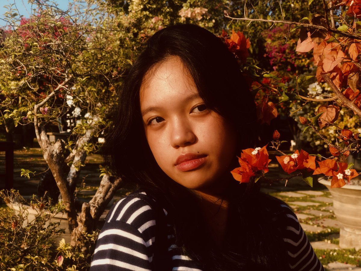 daphne is RED tweet media