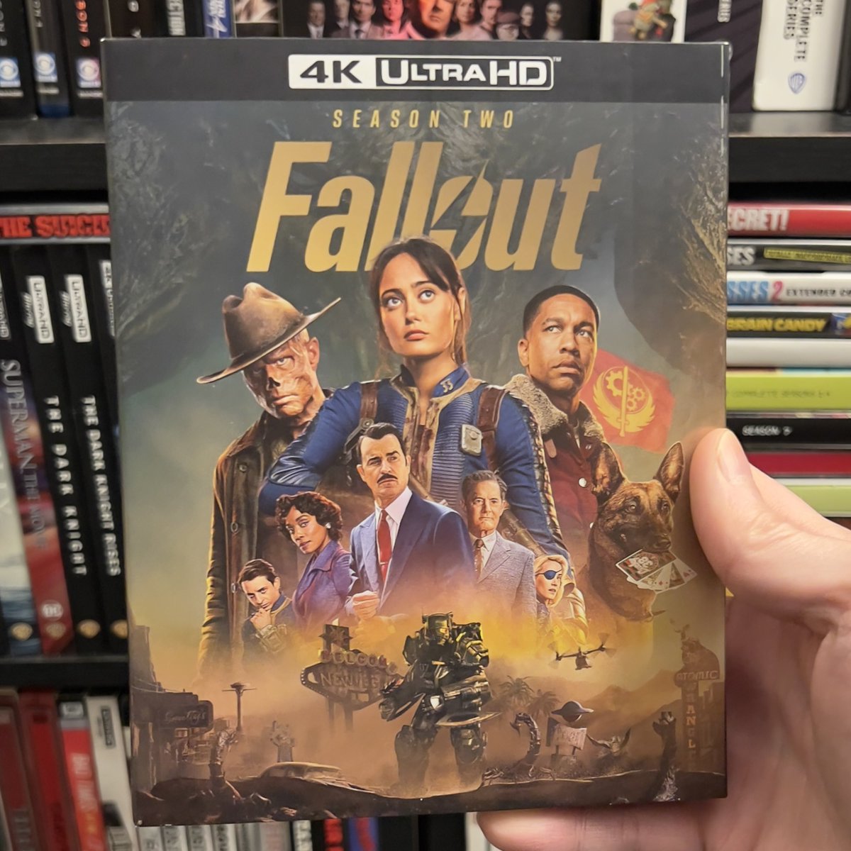 HighDefDiscNews's tweet image. /// #NewArrival ///

FALLOUT: SEASON TWO on 4K UHD Blu-ray via @AllianceHomeEnt, distributing for Amazon MGM Studios. Available on 4K SteelBook and Blu-ray as well on May 19. #4K #Bluray #PhysicalMedia #Fallout // #ad

Package art 🧵 1/2

News story 🔗 highdefdiscnews.com/2026/03/26/fal…