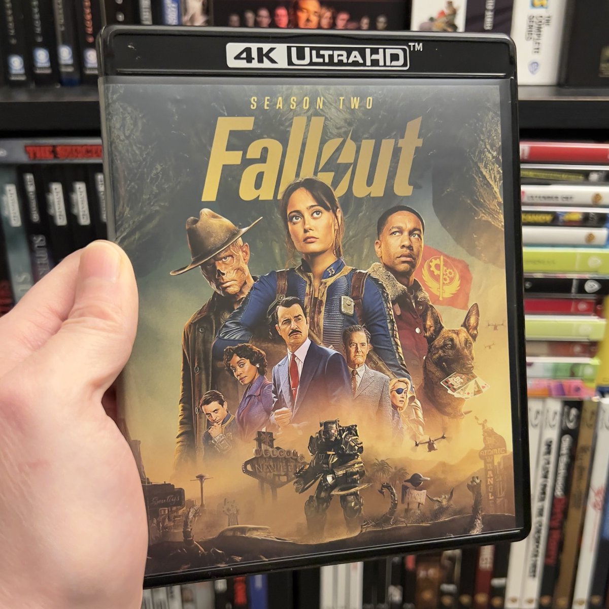 HighDefDiscNews's tweet image. /// #NewArrival ///

FALLOUT: SEASON TWO on 4K UHD Blu-ray via @AllianceHomeEnt, distributing for Amazon MGM Studios. Available on 4K SteelBook and Blu-ray as well on May 19. #4K #Bluray #PhysicalMedia #Fallout // #ad

Package art 🧵 1/2

News story 🔗 highdefdiscnews.com/2026/03/26/fal…
