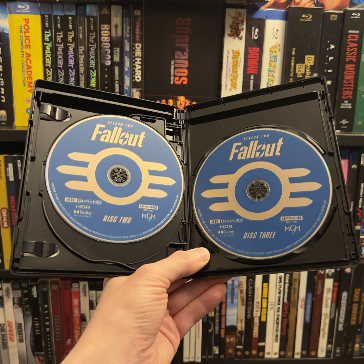 HighDefDiscNews's tweet image. /// #NewArrival ///

FALLOUT: SEASON TWO on 4K UHD Blu-ray via @AllianceHomeEnt, distributing for Amazon MGM Studios. Available on 4K SteelBook and Blu-ray as well on May 19. #4K #Bluray #PhysicalMedia #Fallout // #ad

Package art 🧵 2/2

News story 🔗 highdefdiscnews.com/2026/03/26/fal…