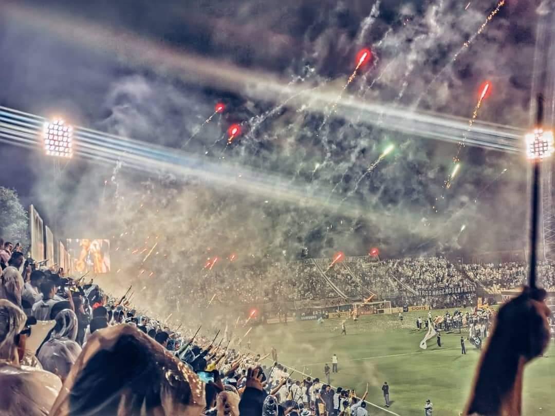 nuestro corazón siente otra copa qué viene
🤍🖤🤍