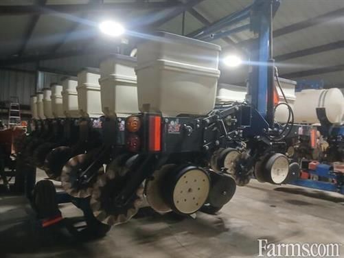 FarmsNews's tweet image. 2010 Kinze 3500 👇

Radial bean meter, 15 inch row spacing, 16 rows, 3.0 bushel, metering system, and more.

usfarmer.com/planting-and-s…

#ForSale