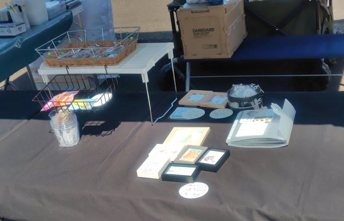 始まりましたー(*´ω｀*)
風が強過ぎて、ディスプレイがショボいですが…

お待ちしておりまーす！