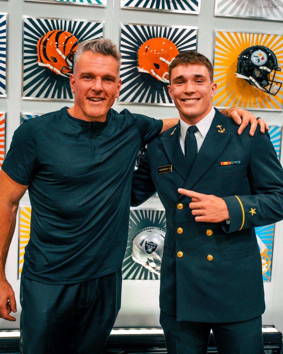 NavyFB's tweet image. Stars are out in the Green Room

#GoNavy | #RollGoats