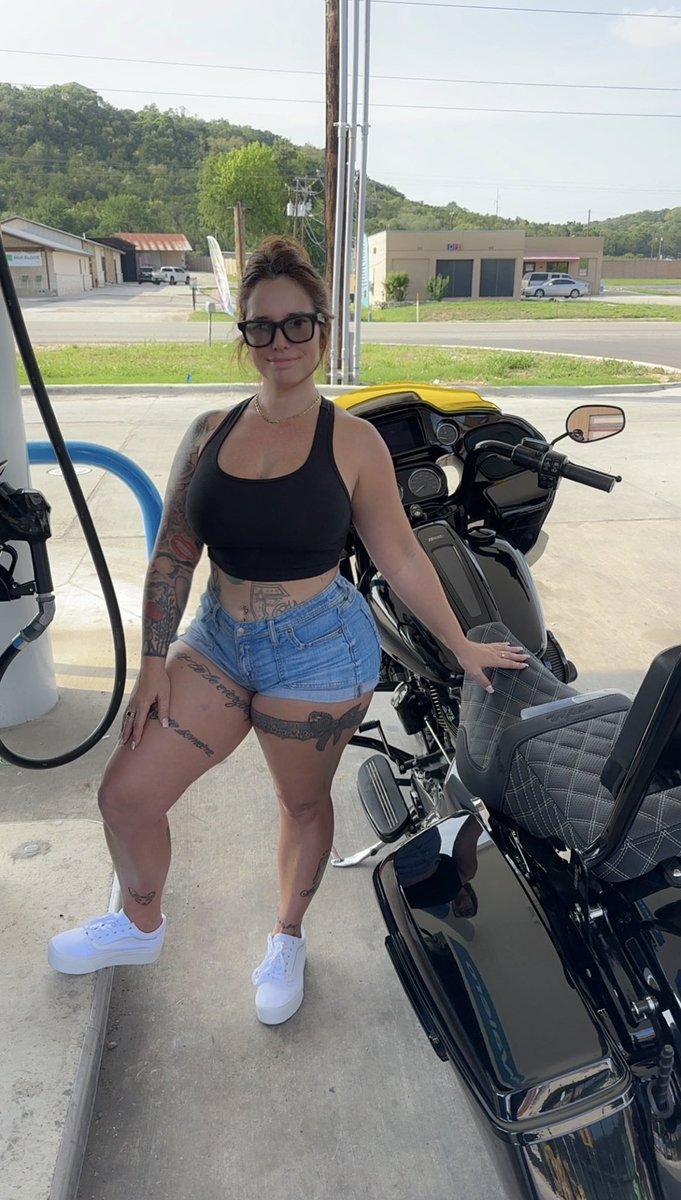 Mogulstylist's tweet image. Went from saying I’d never get on a motorcycle to being a backpack 😈 #backpack #motorcycle #harley #glasses