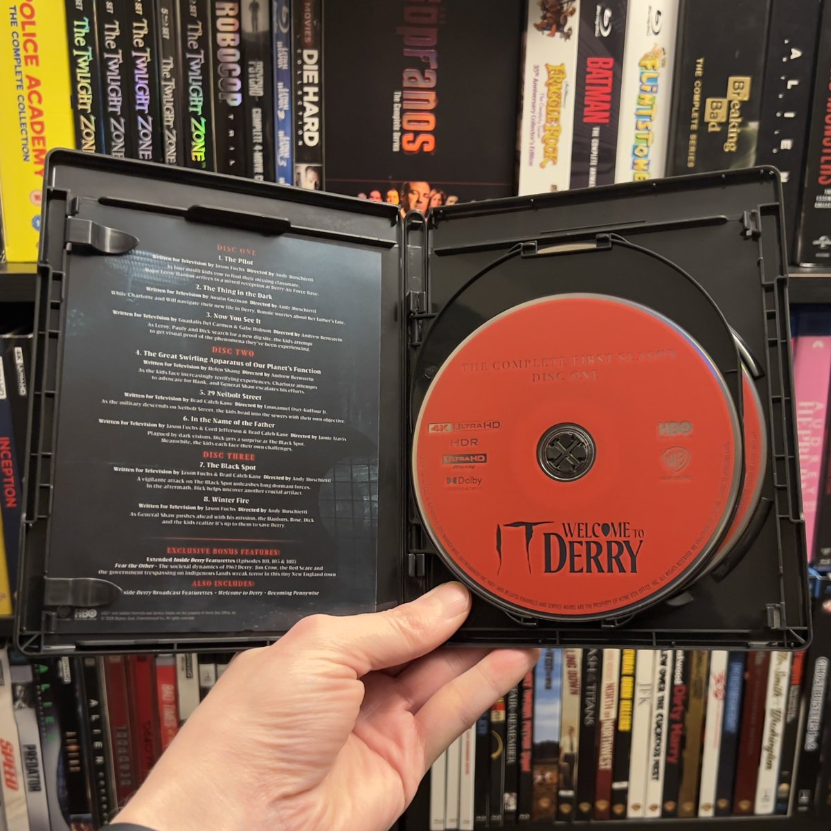 HighDefDiscNews's tweet image. /// #NewArrival ///

IT: WELCOME TO DERRY - THE COMPLETE FIRST SEASON on 4K UHD Blu-ray via @WBHomeEnt. Available on 4K SteelBook &amp;amp; Blu-ray as well on May 5. #4K #Bluray #PhysicalMedia // #ad

Package art 🧵 2/2

Preorders //

4K @ Amazon / amazon.com/Welcome-Derry-…

4K SteelBook @